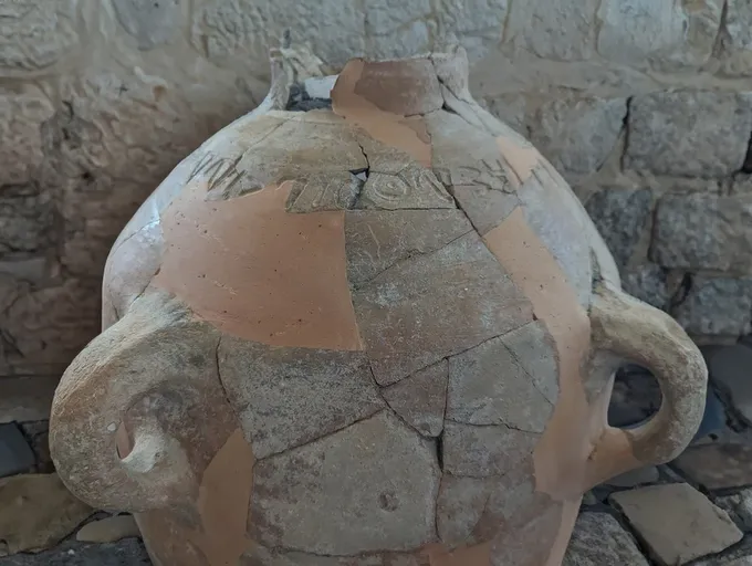 Tinaja de Khirbet Qeiyafa —la Saaraim de la persecución tras el duelo— con la inscripción «Isbaal