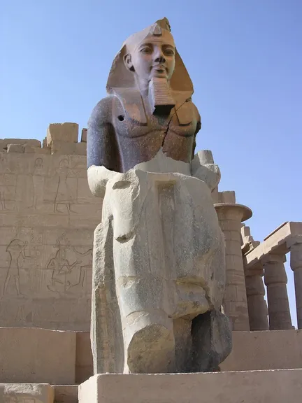 Coloso restaurado de Ramsés II, Menfis