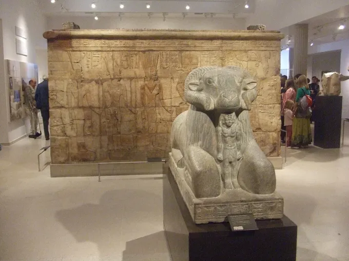 Capilla de Taharqa en Kawa: el faraón ofrenda a Amón-Ra