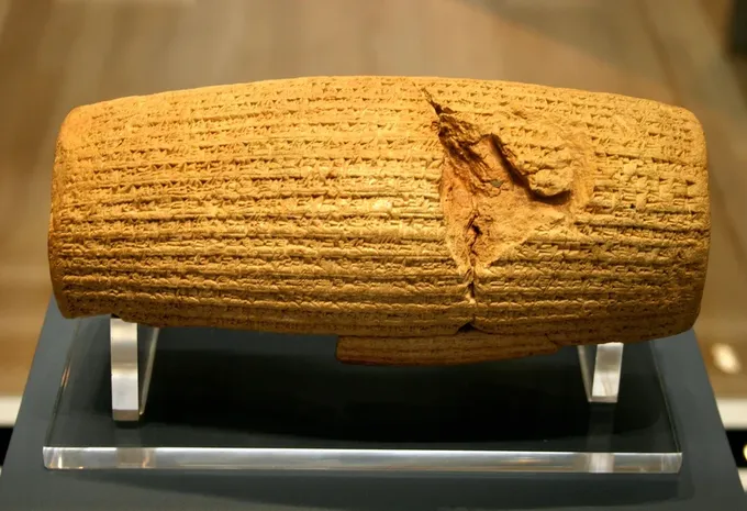 El cilindro de Ciro, escrito en babilonio y hoy en el Museo Británico