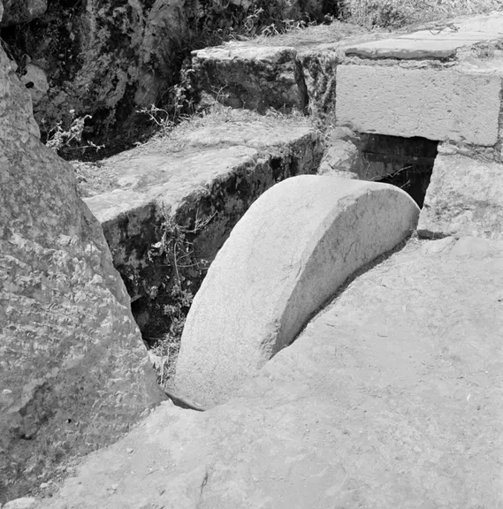 Piedra circular rodante de una tumba familiar herodiana, Jerusalén