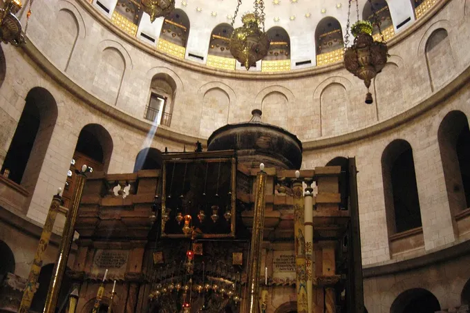 El Edículo del Santo Sepulcro, levantado sobre una tumba excavada en la roca del siglo I