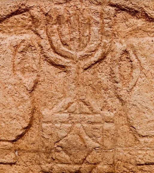 La menorá del Templo en la piedra de Magdala; réplica