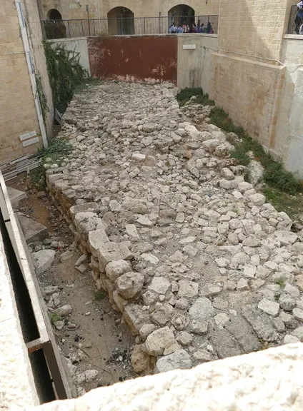 El Muro Ancho de Jerusalén, reparado en tiempos de Nehemías